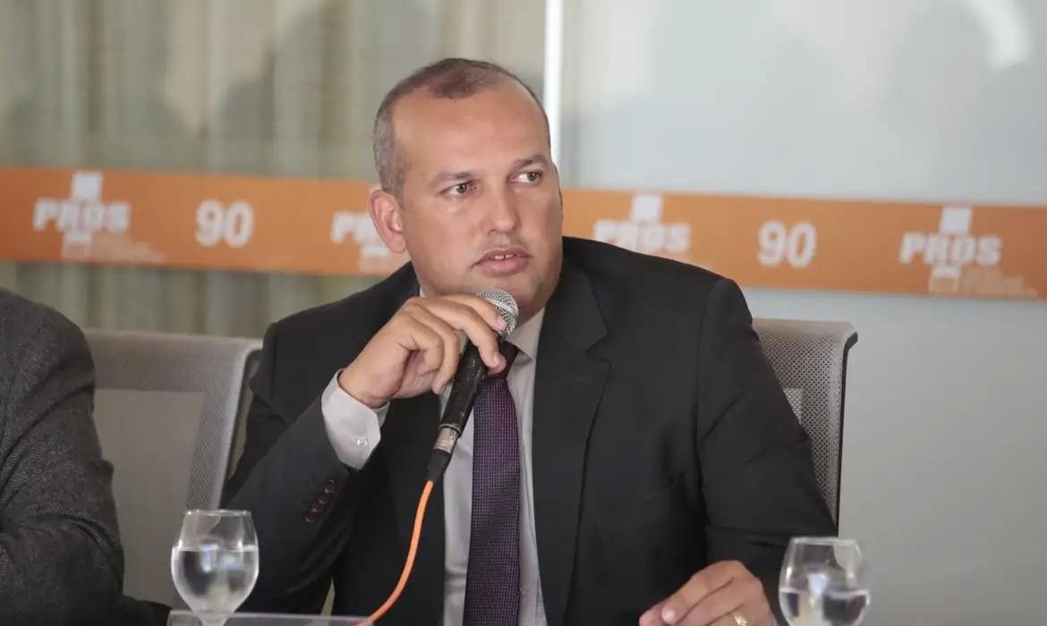 Após três dias foragido, presidente do Solidariedade se entrega à Polícia Federal Após três dias foragido, presidente do Solidariedade se entrega à Polícia Federal