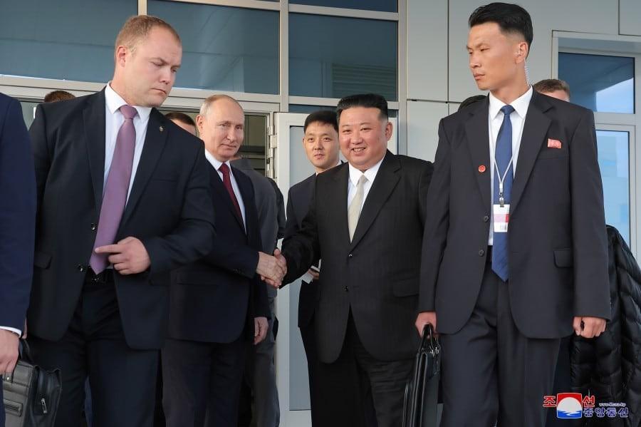 Com ‘mimos’ do ditador Kim Jong-un, Putin chega à Coreia do Norte para comprar armas e munições