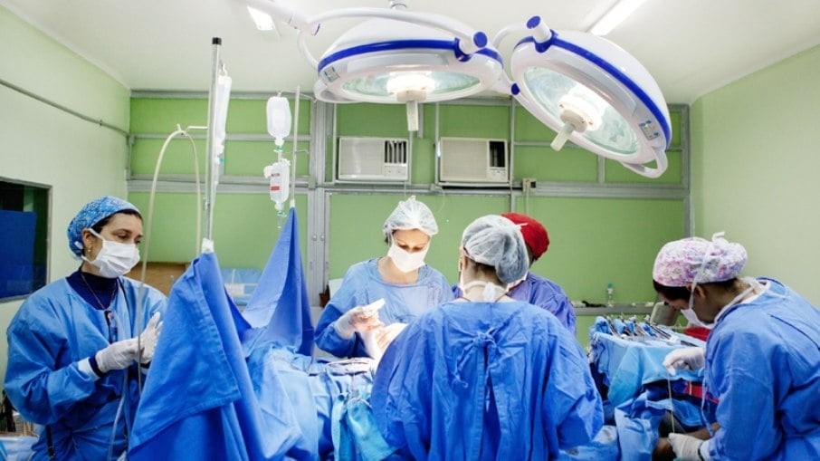 Homem é submetido a cirurgia de mudança de sexo sem saber