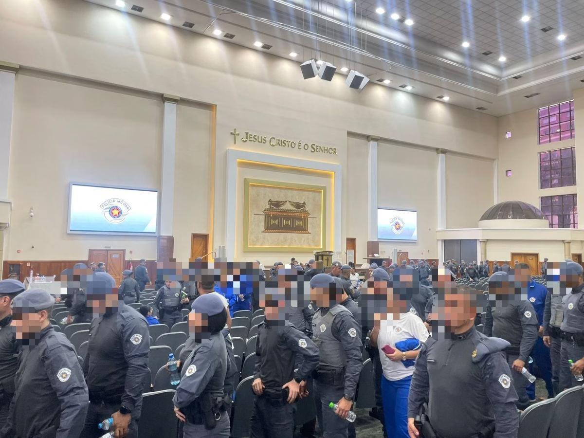 Coronel leva tropa à Igreja Universal e pede que PMs tenham religião