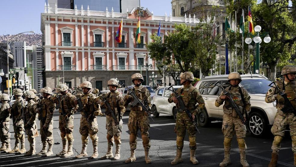 Tanques e militares invadem palácio presidencial na Bolívia; presidente pede respeito à democracia