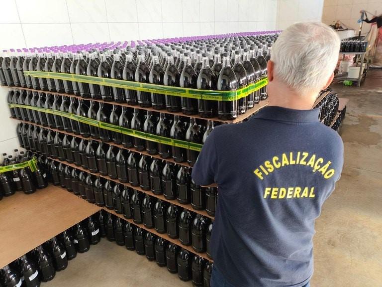 Fábrica envasa 32 mil litros de suco com álcool e chama de ‘vinho gaúcho’