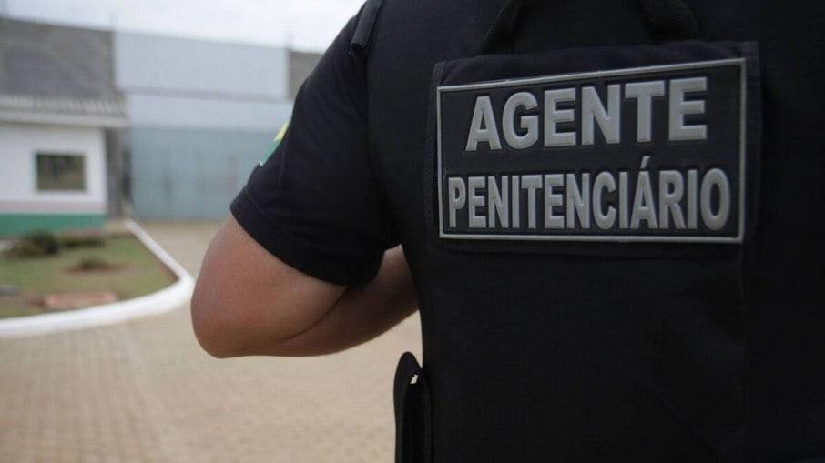 Agente penitenciária faz sexo com serial killer e criminosos em prisão