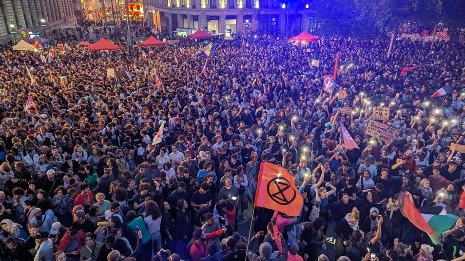 Protestos tomam ruas de Paris após vitória de extrema direita