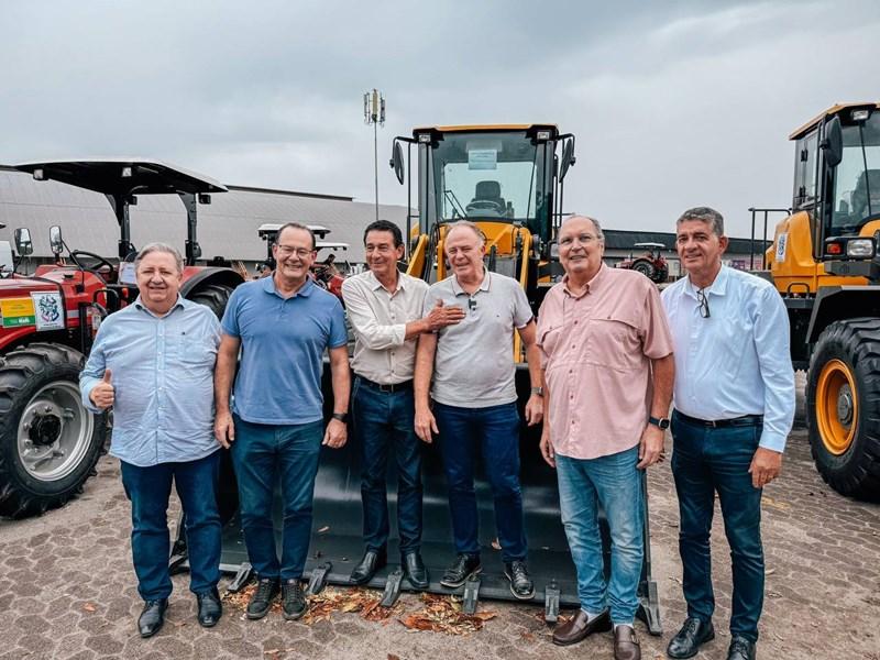 Governo do ES entrega máquinas e equipamentos agrícolas para 42 municípios Governo do ES entrega máquinas e equipamentos agrícolas para 42 municípios