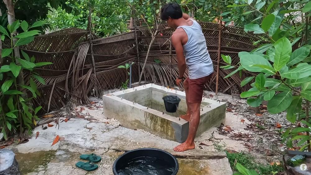 Casal que vive há 3 anos em ilha tropical isolada mostra como sobrevive desconectado