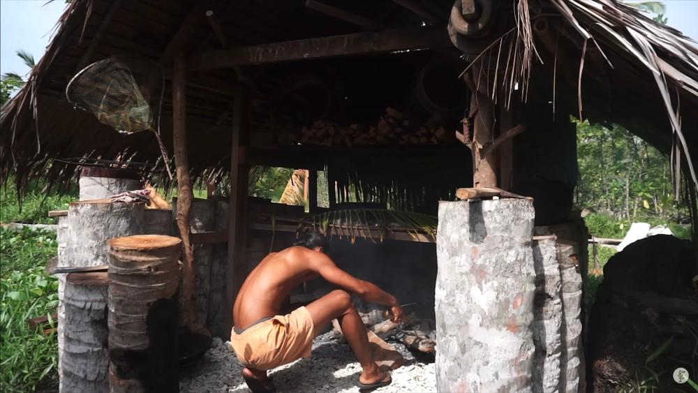 Casal que vive há 3 anos em ilha tropical isolada mostra como sobrevive desconectado