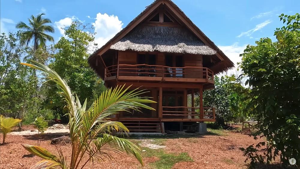 Casal que vive há 3 anos em ilha tropical isolada mostra como sobrevive desconectado