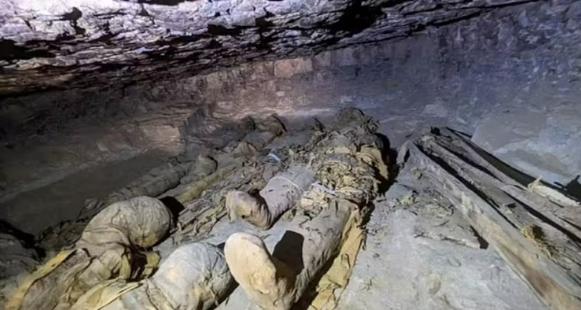 300 múmias são encontradas em tumbas de 900 anos no Egito
