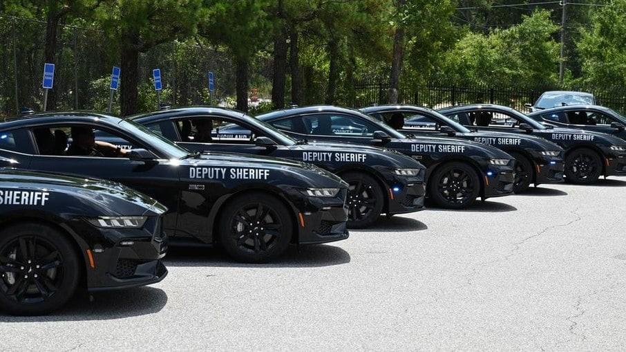 Ostentação? Xerife compra 17 Ford Mustang para polícia
