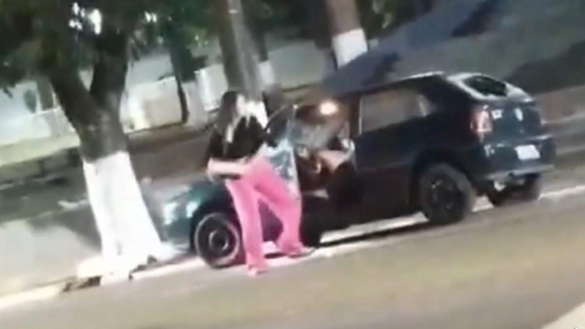Mulher destrói carro do ex em briga e ‘público’ se diverte