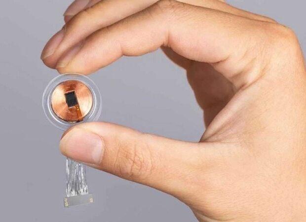 Musk anuncia que Neuralink retomará instalação de implantes cerebrais em humanos