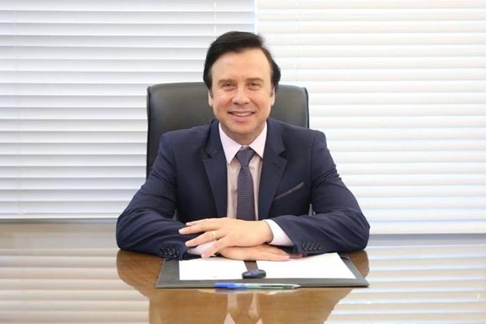 Ao lado de Bolsonaro, prefeito gaúcho sugere guilhotinar Moraes Ao lado de Bolsonaro, prefeito gaúcho sugere guilhotinar Moraes