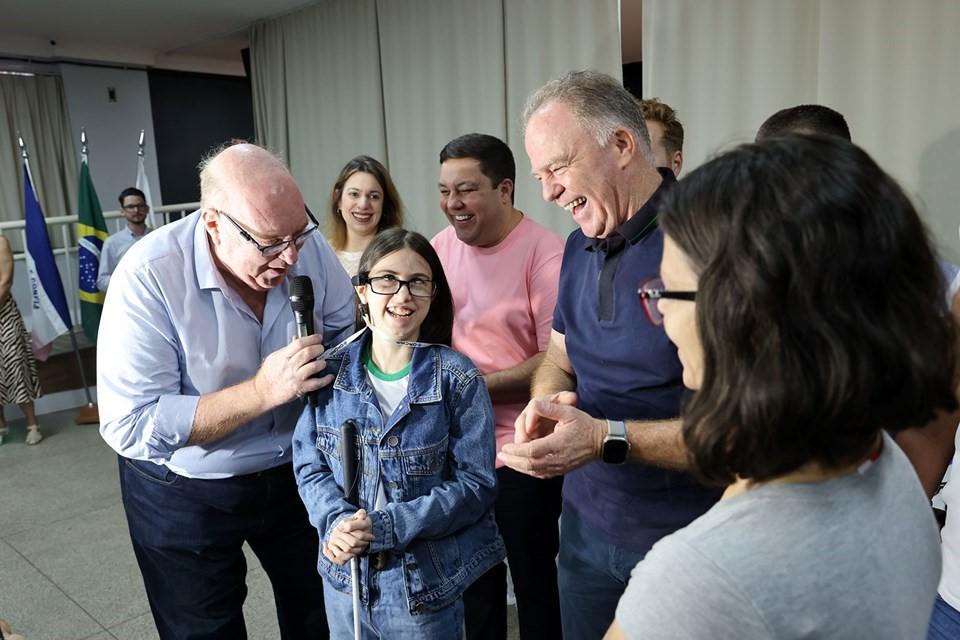 Governo do ES entrega óculos inteligentes para alunos com deficiência visual Governo do ES entrega óculos inteligentes para alunos com deficiência visual