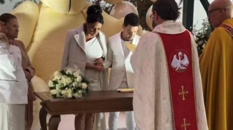 Zezé Di Camargo se casa com Graciele Lacerda durante chá revelação