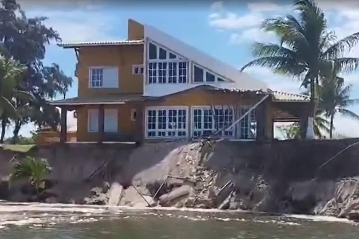 Avanço do mar é real, derruba casas e gera prejuízo. Veja onde