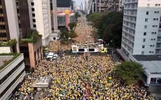 Com críticas a Lula e ao STF, Bolsonaro reúne multidão em ato na Avenida Paulista Com críticas a Lula e ao STF, Bolsonaro reúne multidão em ato na Avenida Paulista