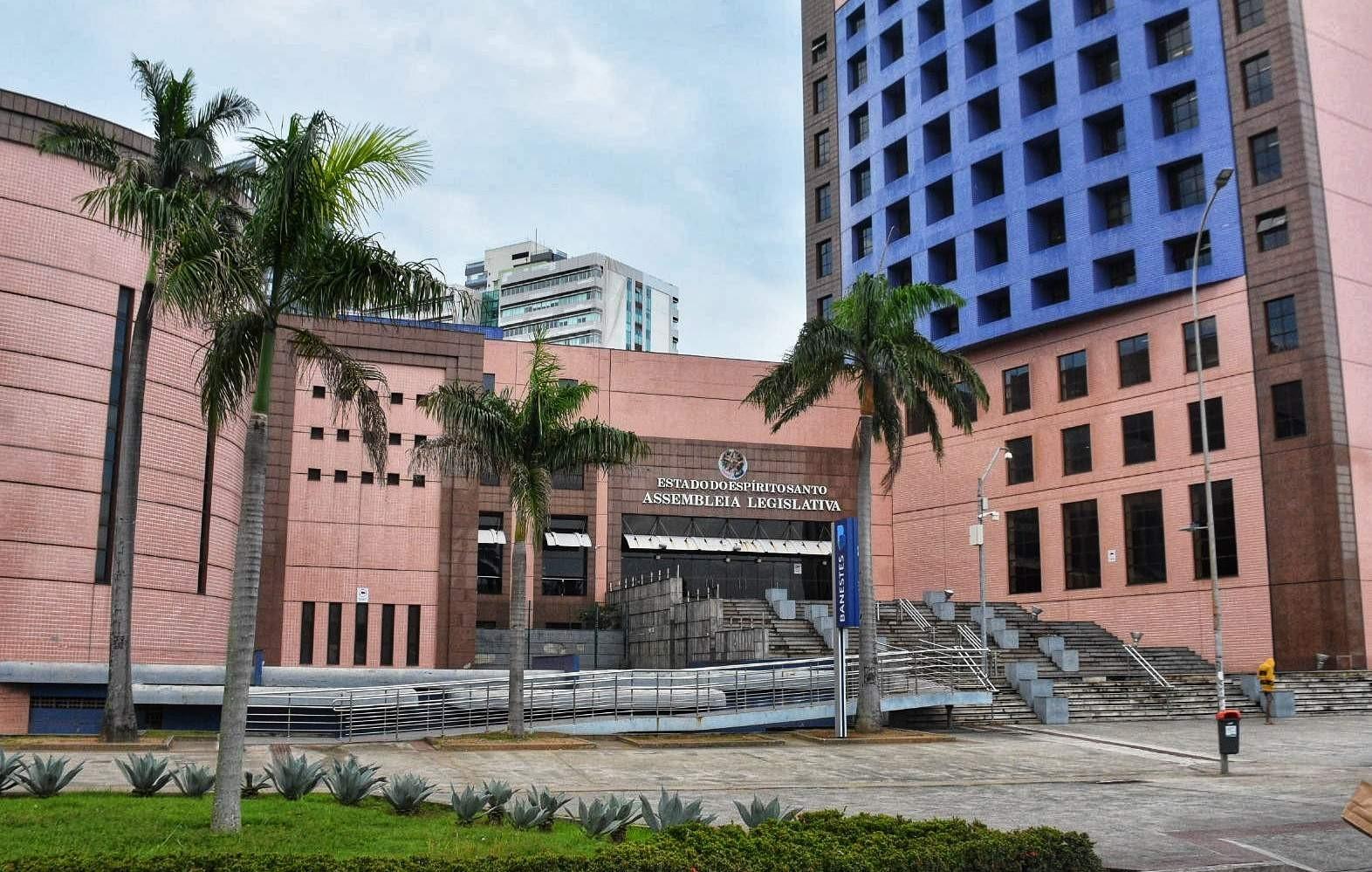 Assembleia fecha para reforma e assessores e deputados vão trabalhar em home-office Assembleia fecha para reforma e assessores e deputados vão trabalhar em home-office