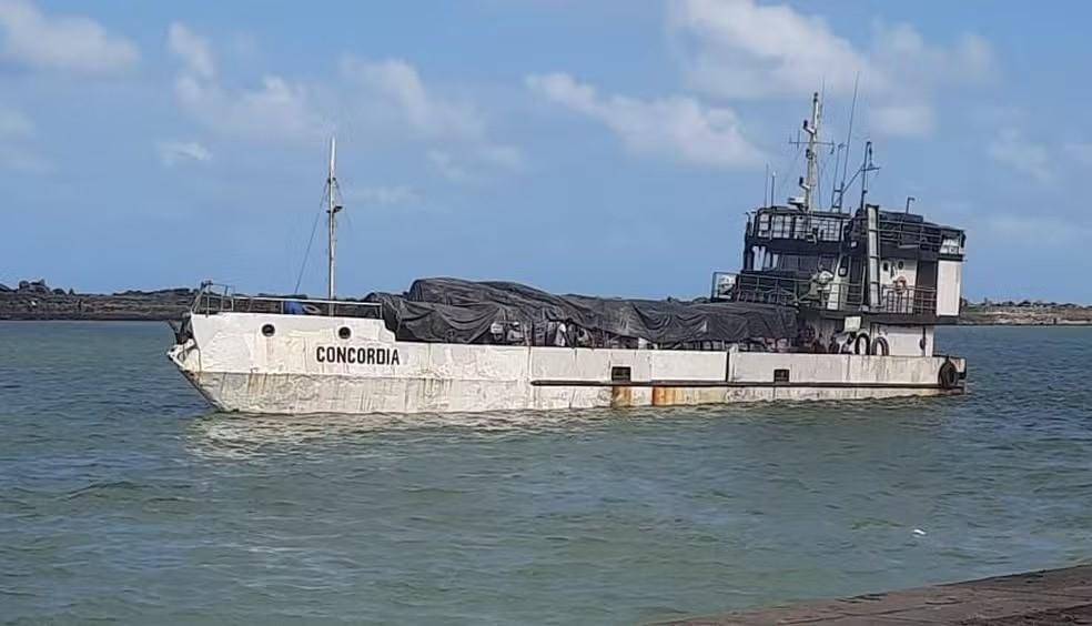 Navio naufraga no litoral de Pernambuco; cinco tripulantes estão desaparecidos
