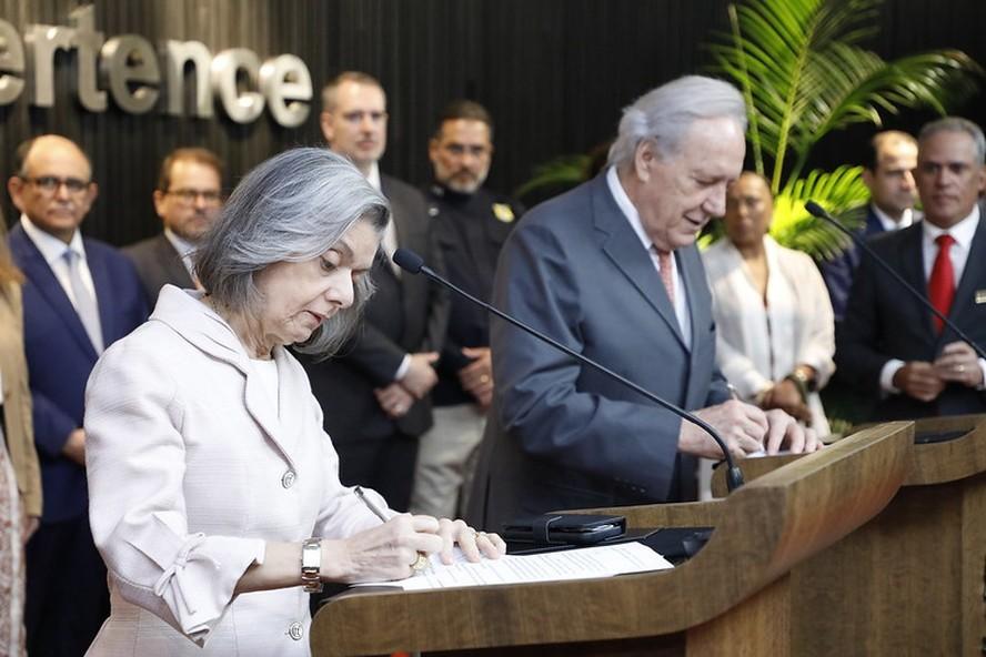TSE e Ministério da Justiça assinam portaria que proíbe PRF de bloquear estradas no dia da eleição TSE e Ministério da Justiça assinam portaria que proíbe PRF de bloquear estradas no dia da eleição
