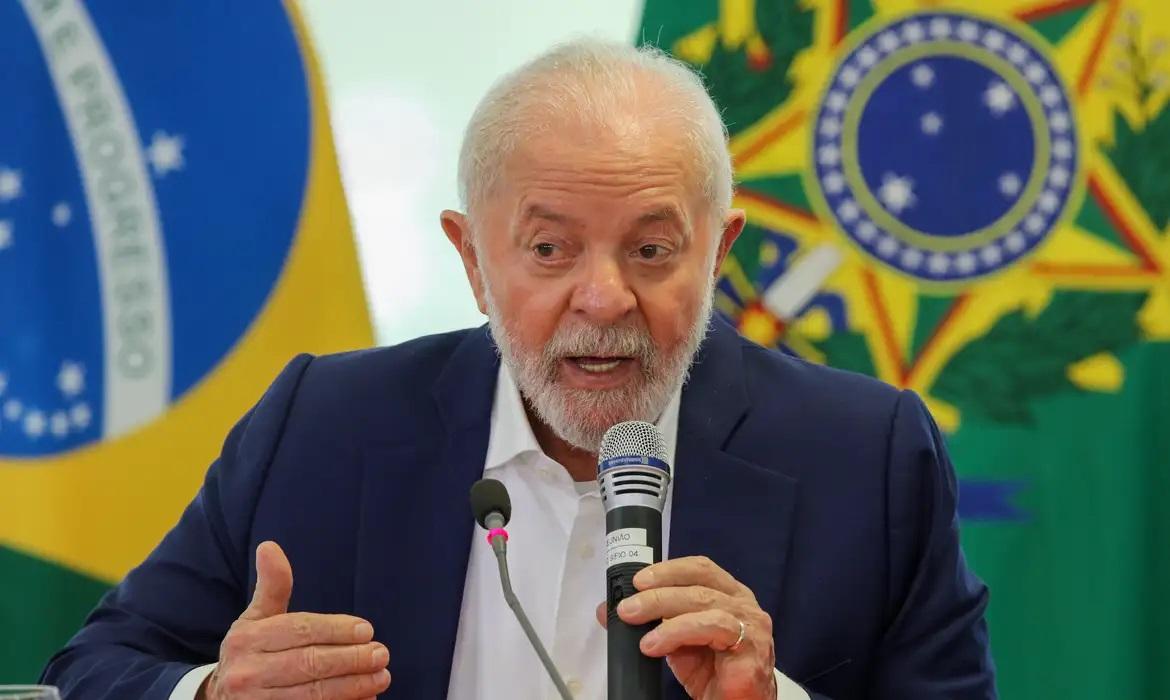 Lula afirma que vai comprar novo avião presidencial após problema técnico com aeronave no México Lula afirma que vai comprar novo avião presidencial após problema técnico com aeronave no México