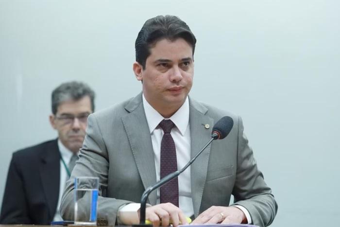 Bolsonaro manda expulsar do PL deputado que fez campanha para petista Bolsonaro manda expulsar do PL deputado que fez campanha para petista