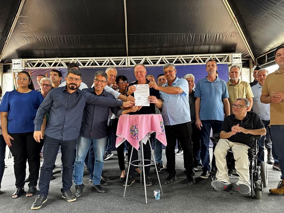 Casagrande assina ordem de serviço para implantação de rodovia em Vargem Alta, ES Casagrande assina ordem de serviço para implantação de rodovia em Vargem Alta, ES