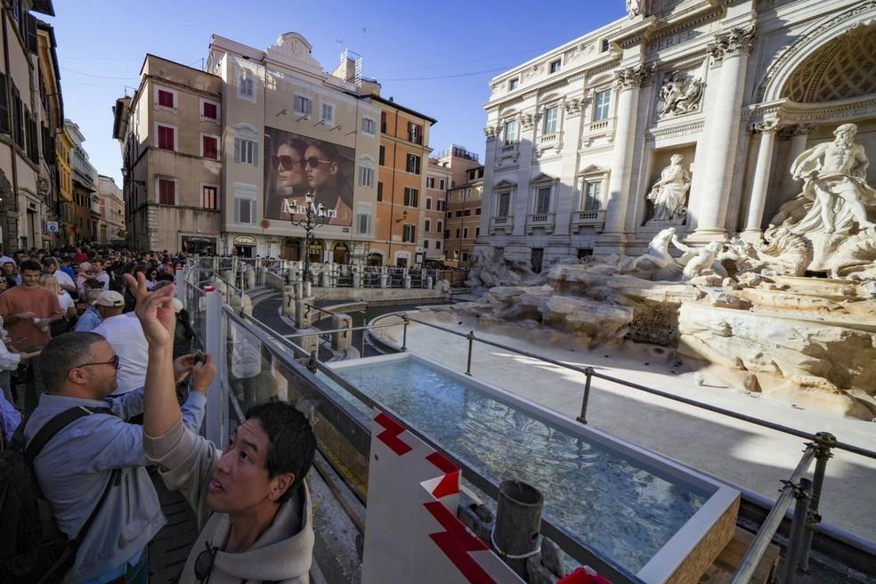 Roma monta piscina improvisada em frente à Fontana di Trevi para turistas jogarem moedas, enquanto monumento é reformado