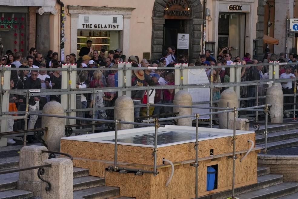 Roma monta piscina improvisada em frente à Fontana di Trevi para turistas jogarem moedas, enquanto monumento é reformado