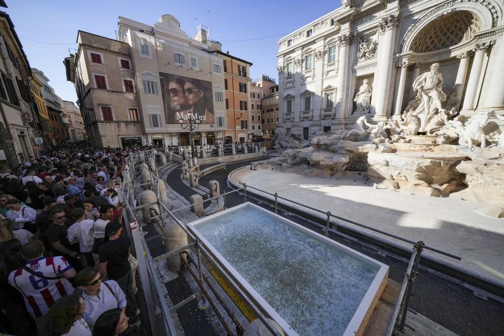 Roma monta piscina improvisada em frente à Fontana di Trevi para turistas jogarem moedas, enquanto monumento é reformado
