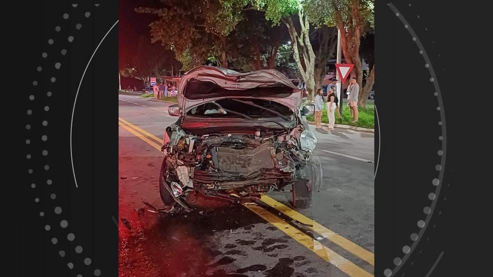 Grave acidente entre dois carros de passeio na BR-101 deixa um morto e quatro feridos, no ES