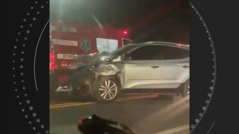 Grave acidente entre dois carros de passeio na BR-101 deixa um morto e quatro feridos, no ES