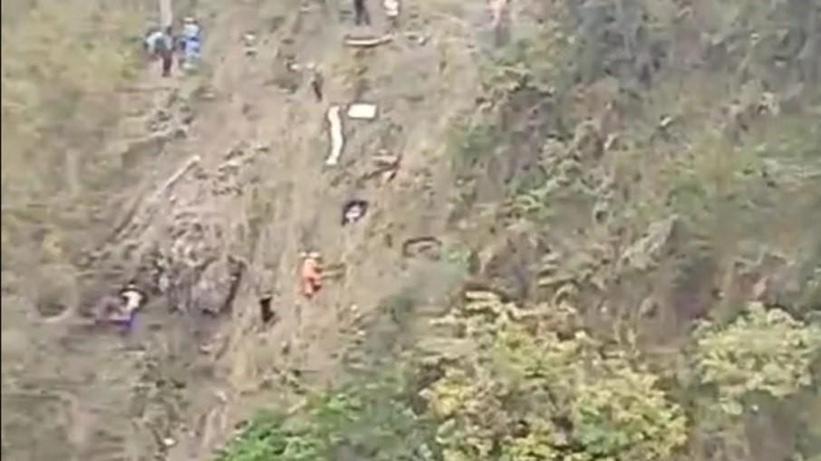 Ônibus cai em ribanceira e deixa pelo menos 17 mortos e 30 feridos