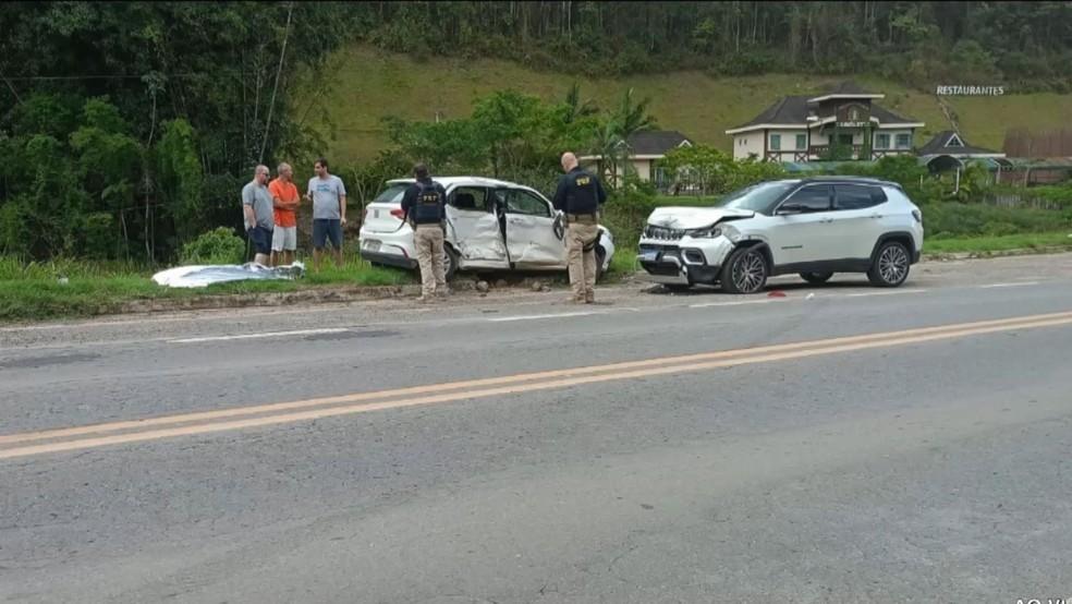 Acidente entre carros de passeio na BR-262 deixa um morte e três feridos, no ES
