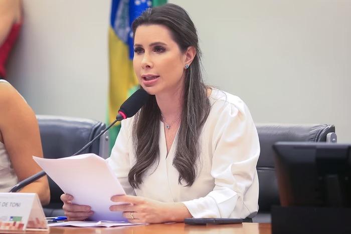 Sob forte protesto, CCJ aprova PEC que proíbe aborto legal