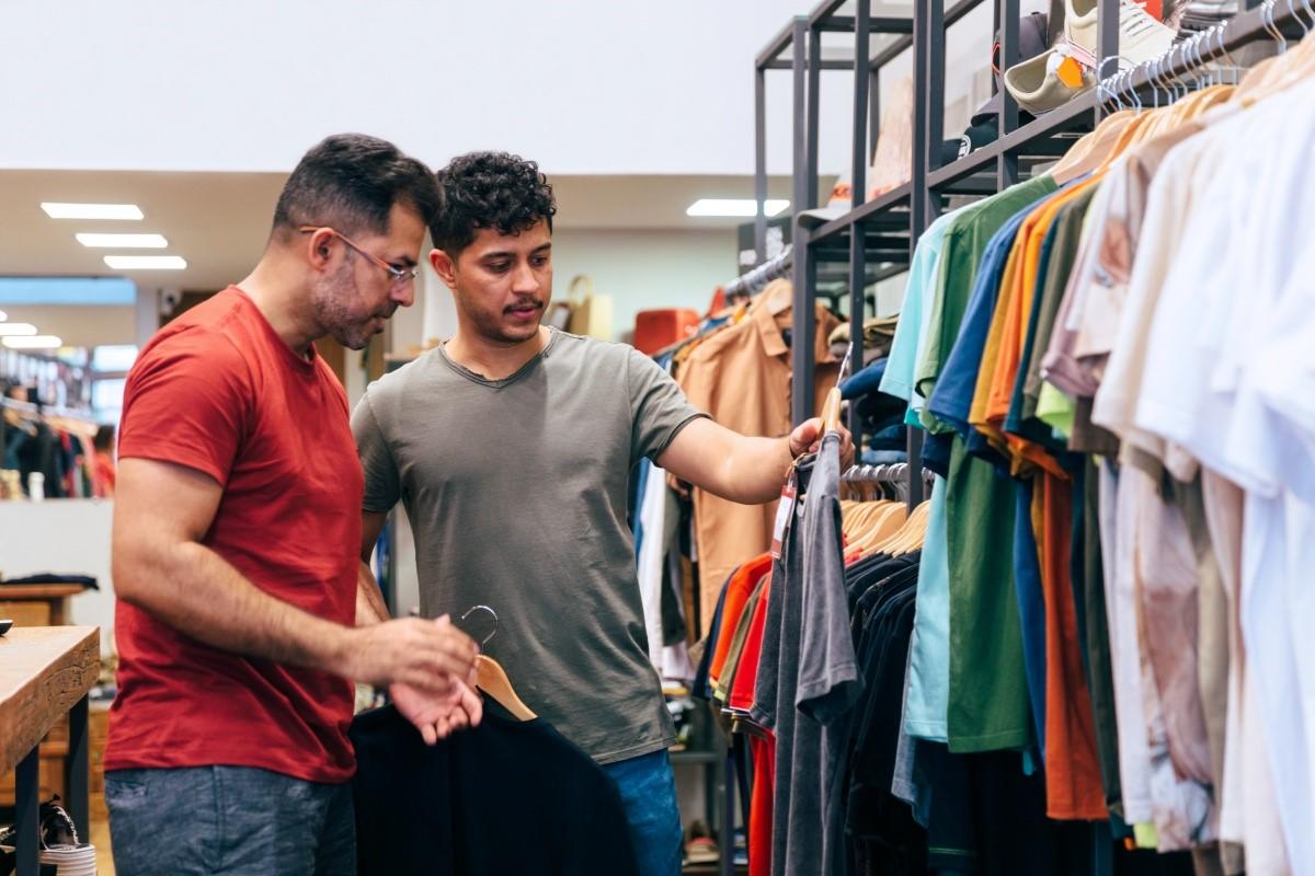 Pode usar roupa nova sem lavar? Saiba se há riscos à saúde