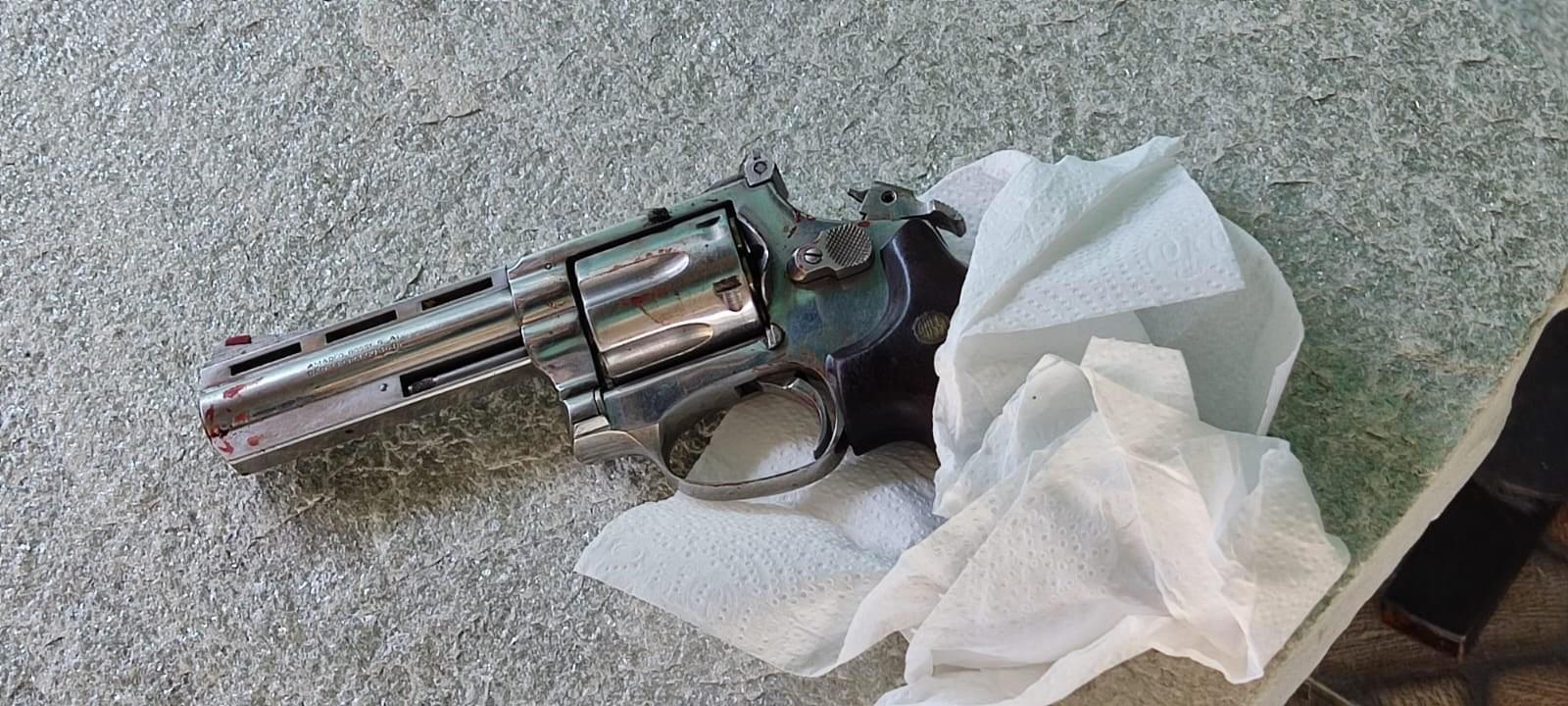Homem mata mulher com tiro e facada e depois tenta se matar