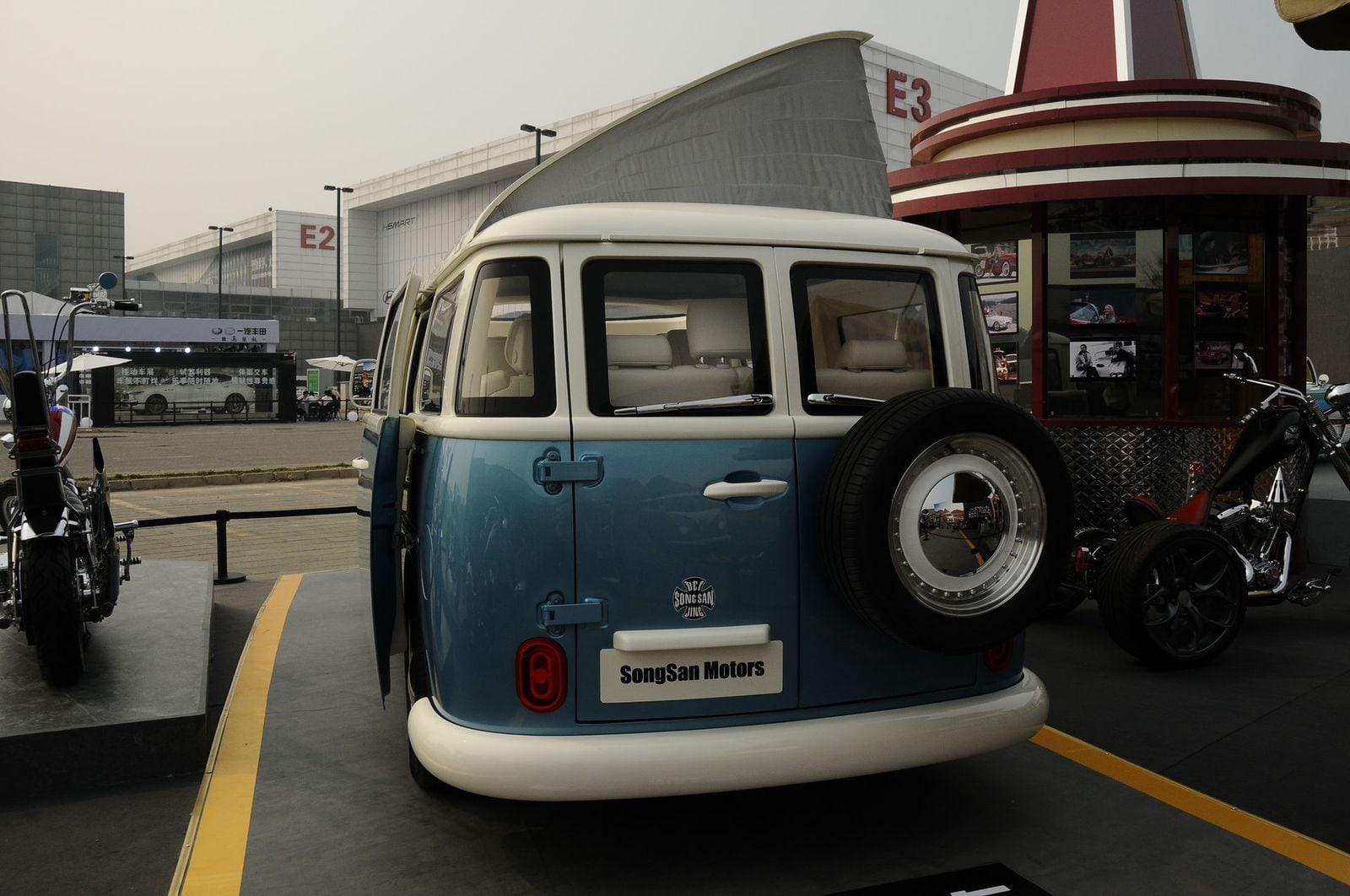 Cópia da Kombi surge na China com visual bizzaro e motor híbrido