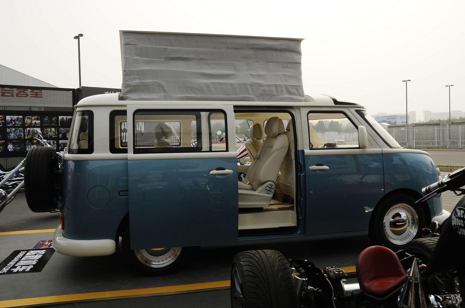 Cópia da Kombi surge na China com visual bizzaro e motor híbrido