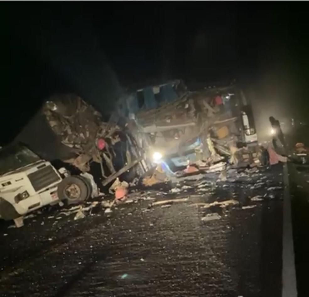 Grave acidente entre dois ônibus e carreta na BR-101 deixa 5 mortos e 21 feridos, na Bahia
