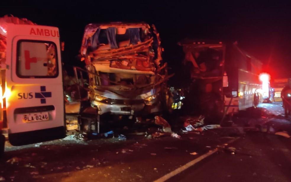 Grave acidente entre dois ônibus e carreta na BR-101 deixa 5 mortos e 21 feridos, na Bahia