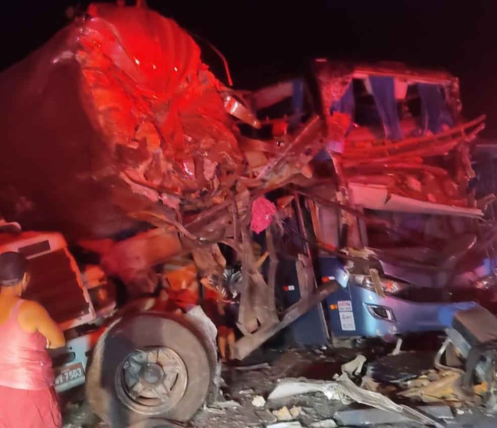 Grave acidente entre dois ônibus e carreta na BR-101 deixa 5 mortos e 21 feridos, na Bahia