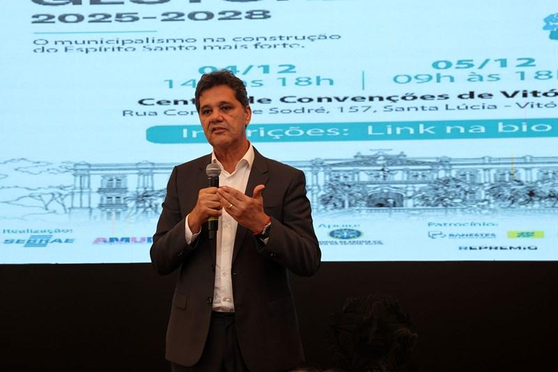 Casagrande recebe gestores municipais eleitos e reeleitos no Palácio Anchieta em Vitória, ES