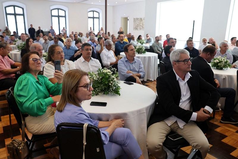 Casagrande recebe gestores municipais eleitos e reeleitos no Palácio Anchieta em Vitória, ES