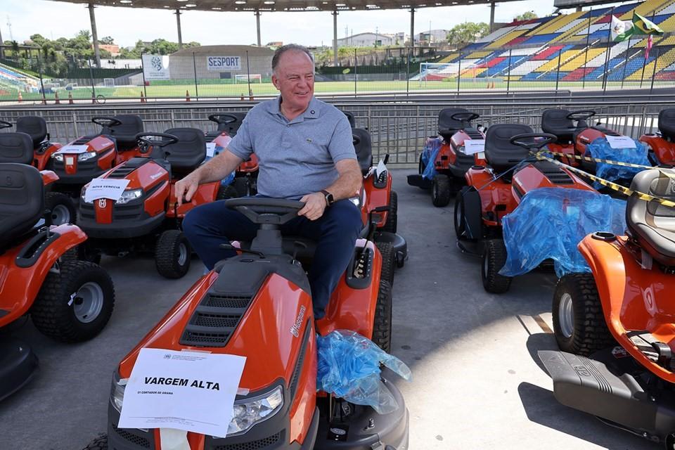 Casagrande realiza entrega de equipamentos esportivos para 31 municípios do ES