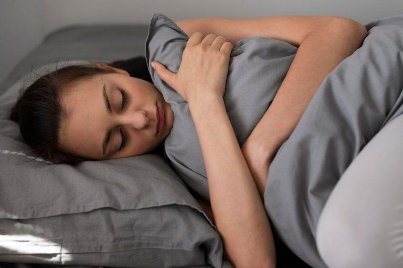 O que significa dormir sempre do lado direito, segundo a psicologia