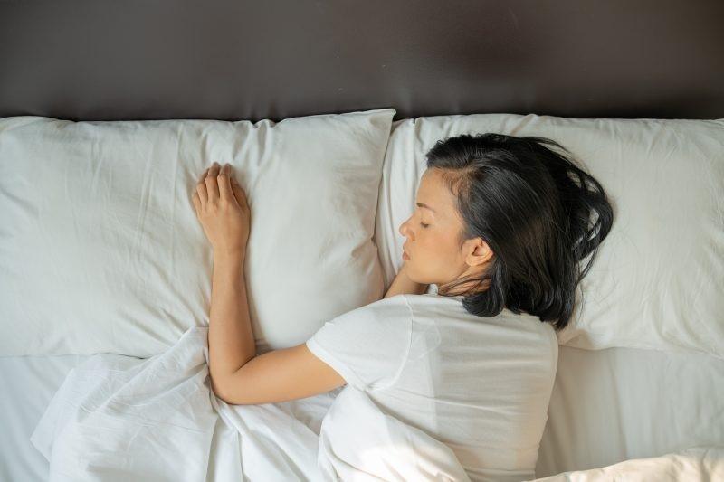 O que significa dormir sempre do lado direito, segundo a psicologia