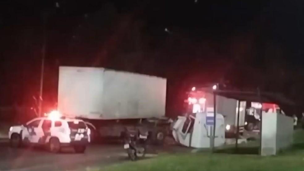 Acidente entre caminhão e carreta deixa motorista preso às ferragens, em São Mateus, no ES