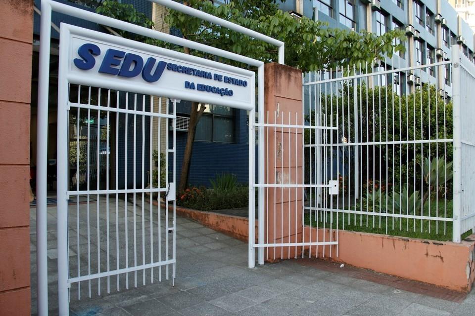 Governo do ES abre concurso público com 1.290 vagas para Professor e Agente de Suporte Educacional com salário de até R$ 6 mil