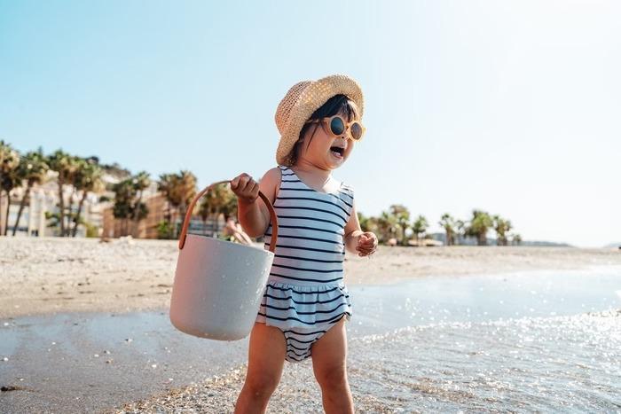 Crianças devem usar óculos de sol durante o verão?